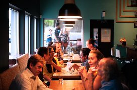6 lucruri care îţi influenţează în mod inconştient comanda la restaurant